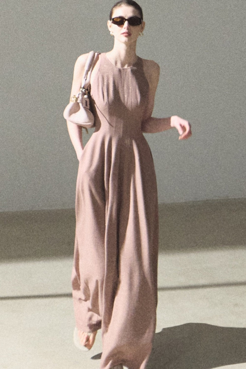 Kleid aus Goldseide und Leinen