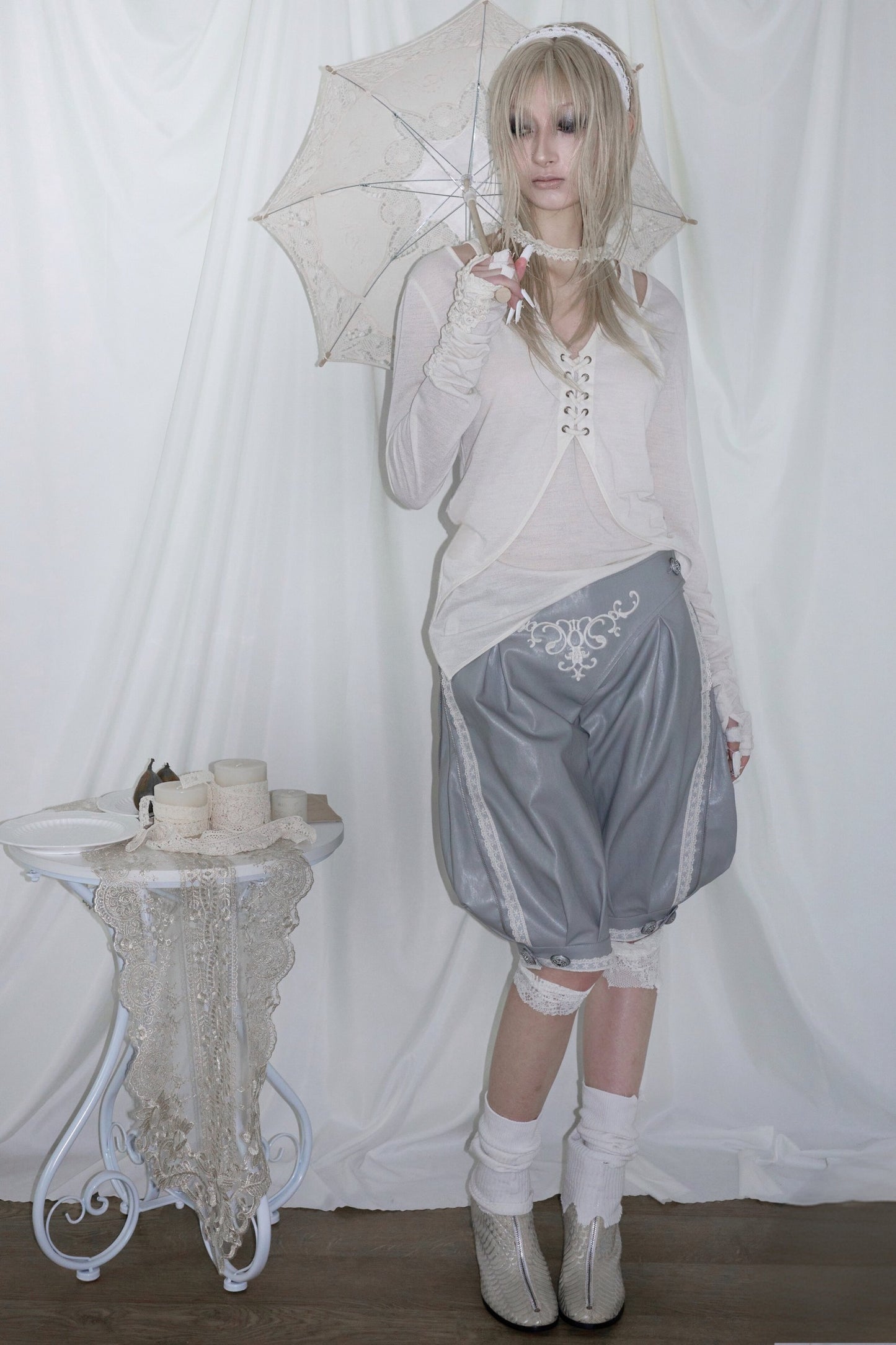 Blusa ricamata con orlo irregolare