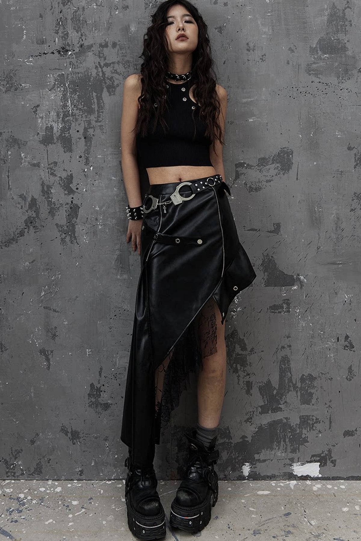 Asymmetrischer Patchworkrock aus Kunstleder