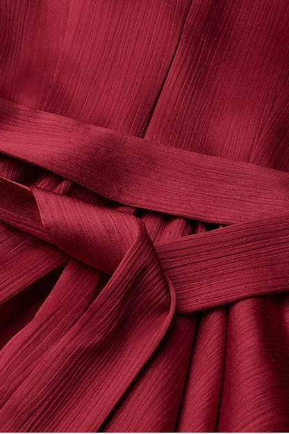 Rotes strukturiertes Kleid aus Acetat in mittlerer Länge