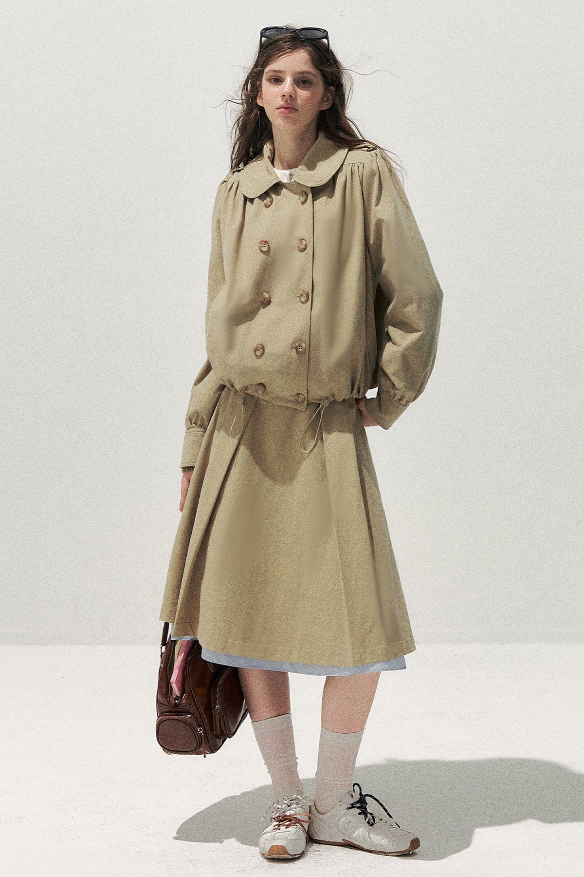 Completo retrò kaki con trench corto con colletto da bambola e gonna