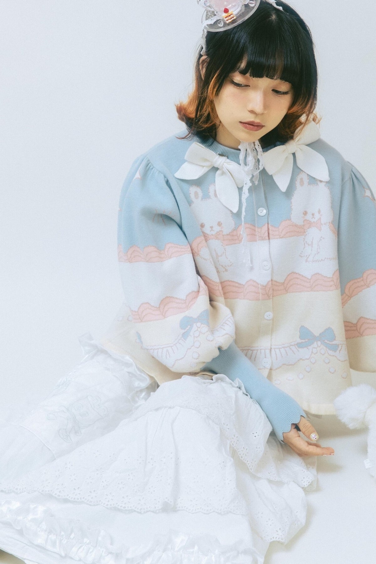 Cardigan a maglia con fiocco e coniglio