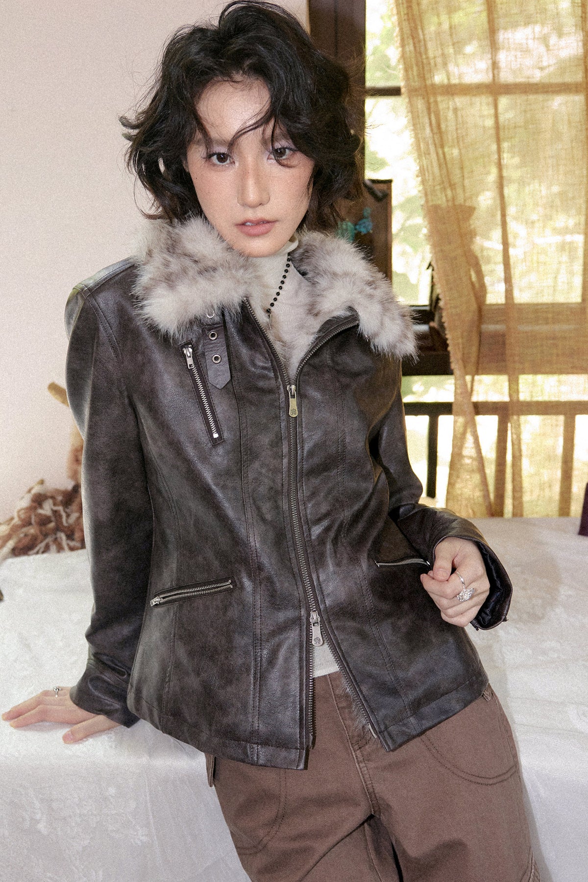 Jacke aus Kunstleder mit Used-Patchwork und Pelzkragen