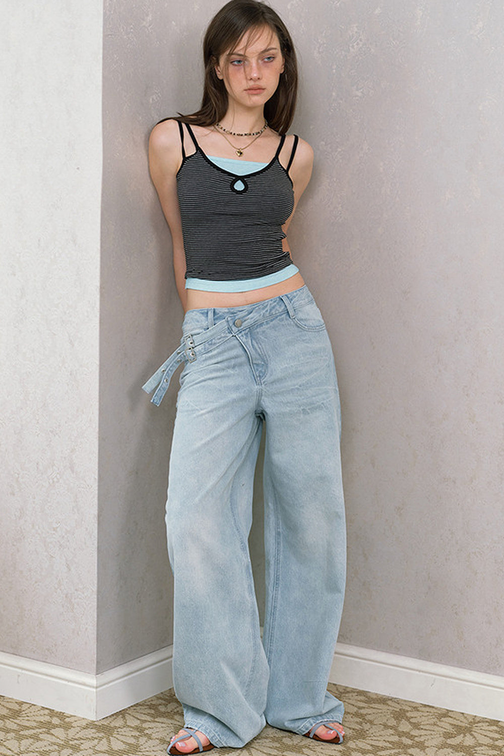 Asymmetrische Jeans mit geradem Schnitt und diagonaler Knopfleiste