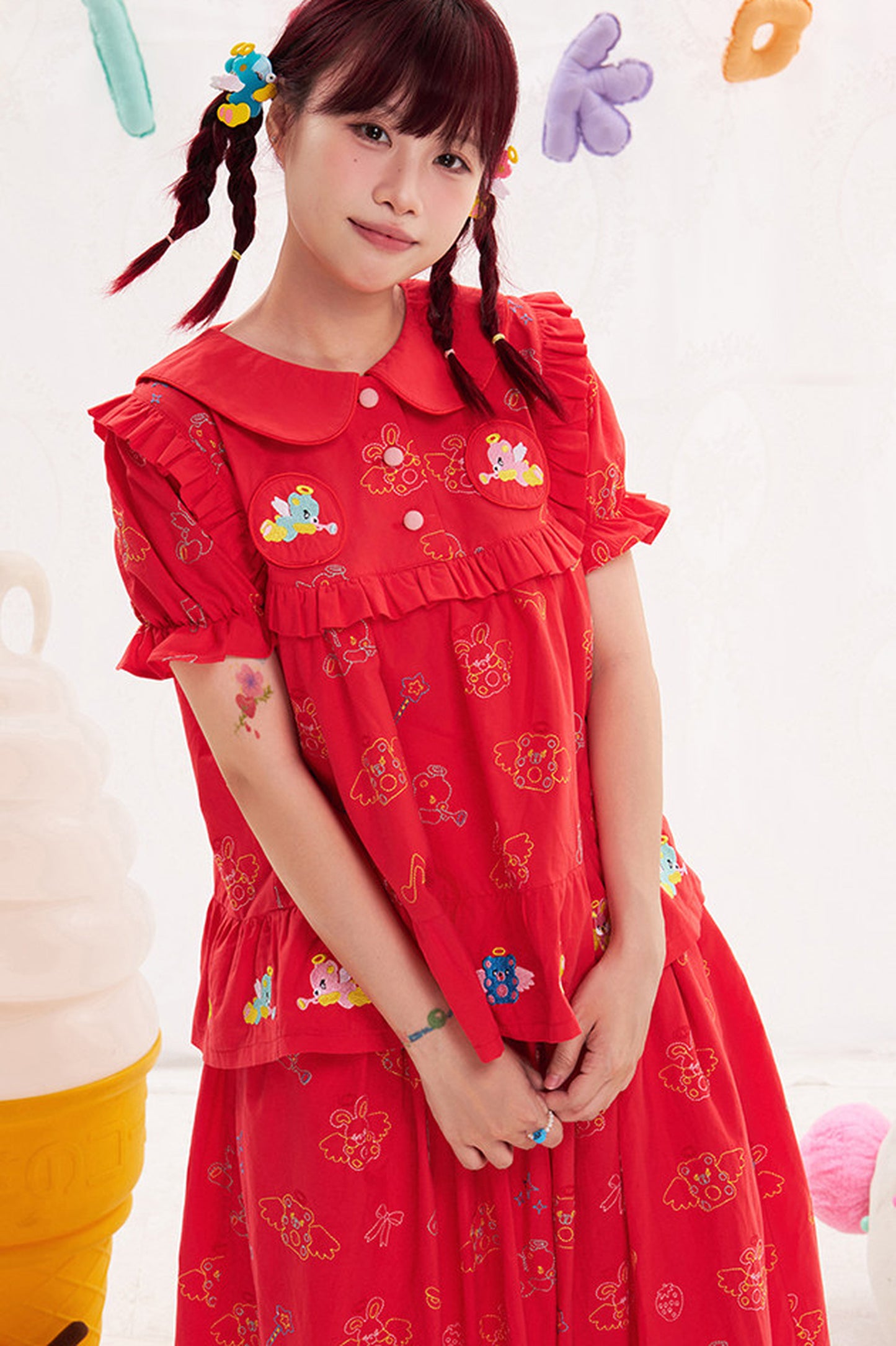 Blusa rossa con ricamo animale e angelo