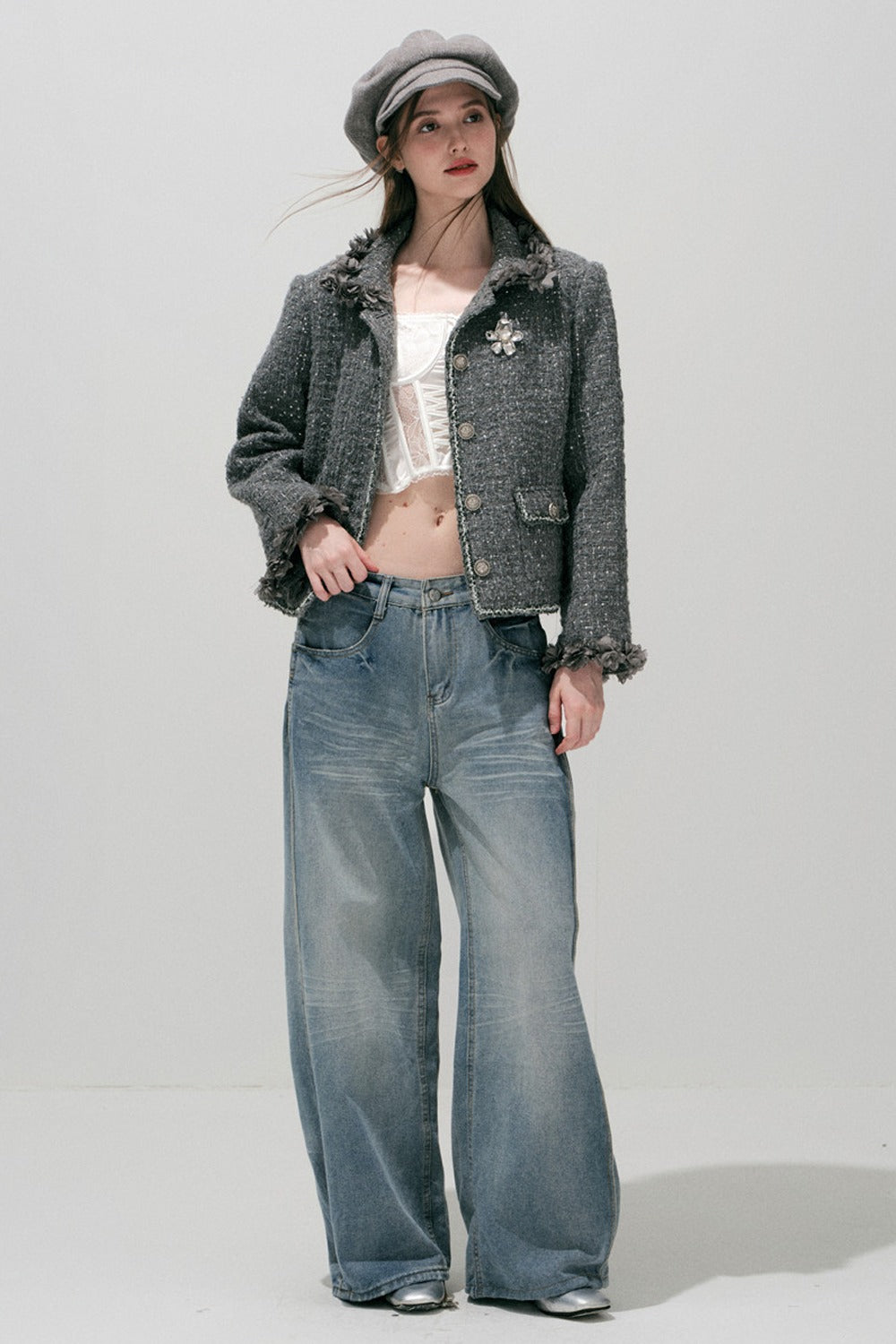 Hellblaue gewaschene Jeans mit weitem Bein