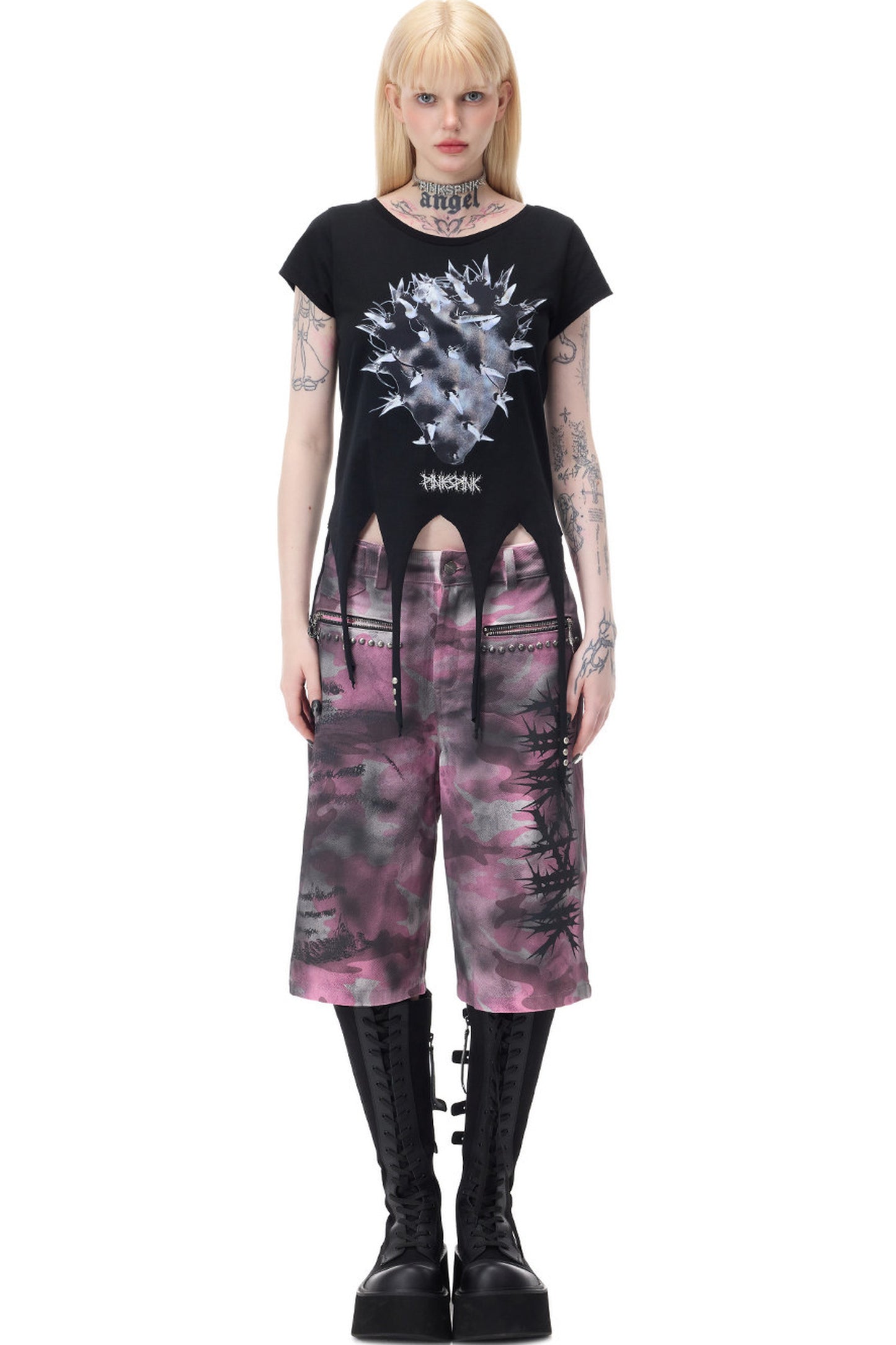 T-shirt con borchie, stampa cactus e orlo asimmetrico