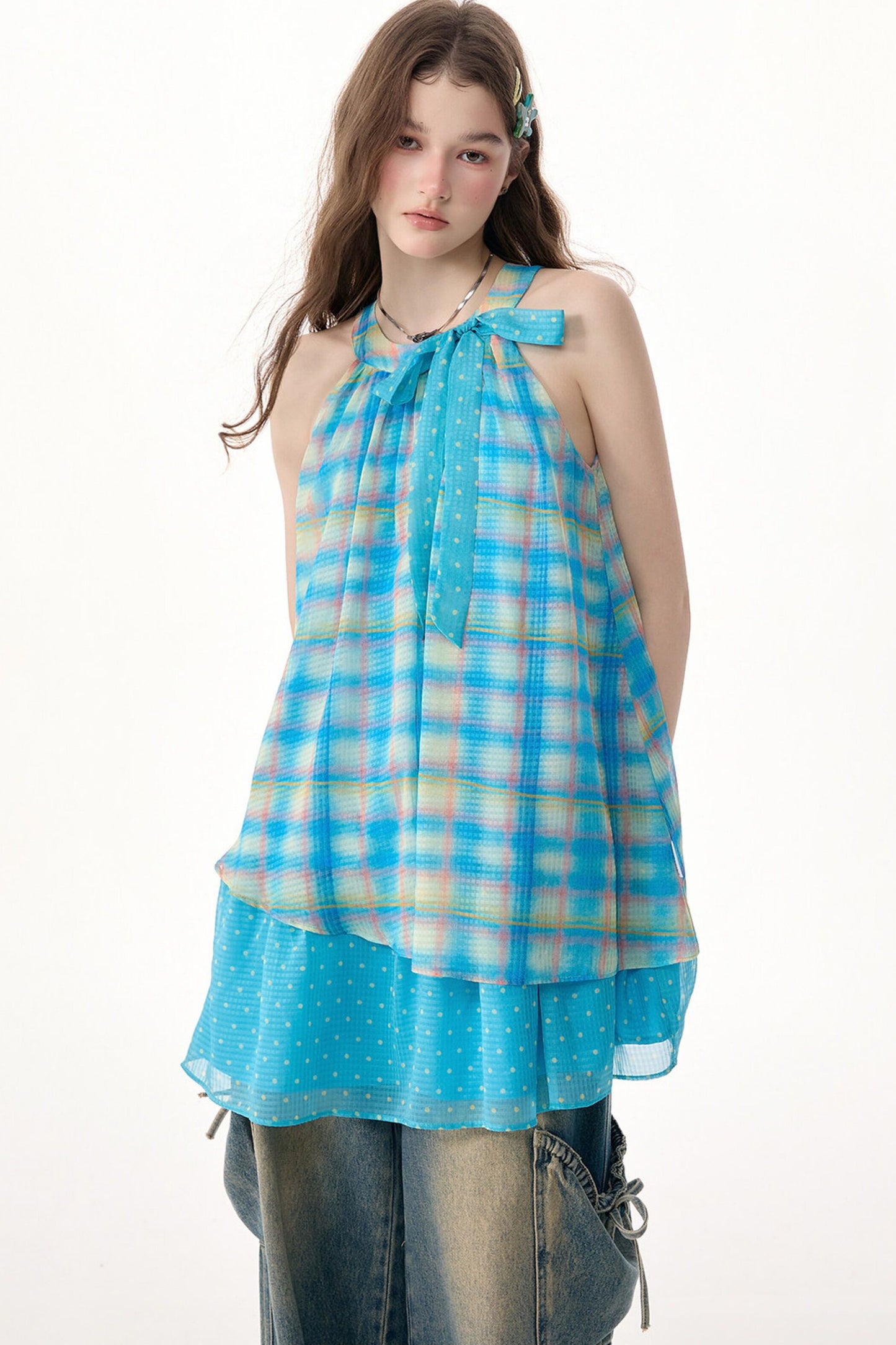 Blaues kariertes Neckholder-Kleid mit Schleife