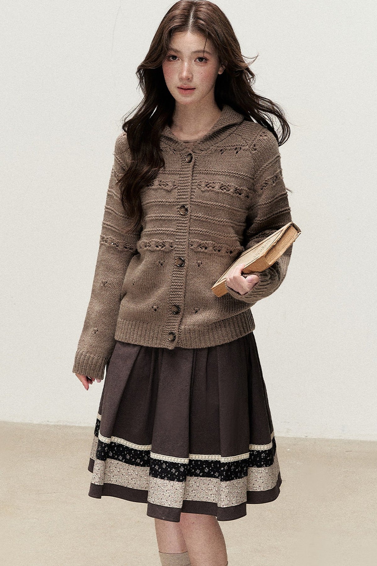 Dicke Strickjacke aus Haselnusswolle
