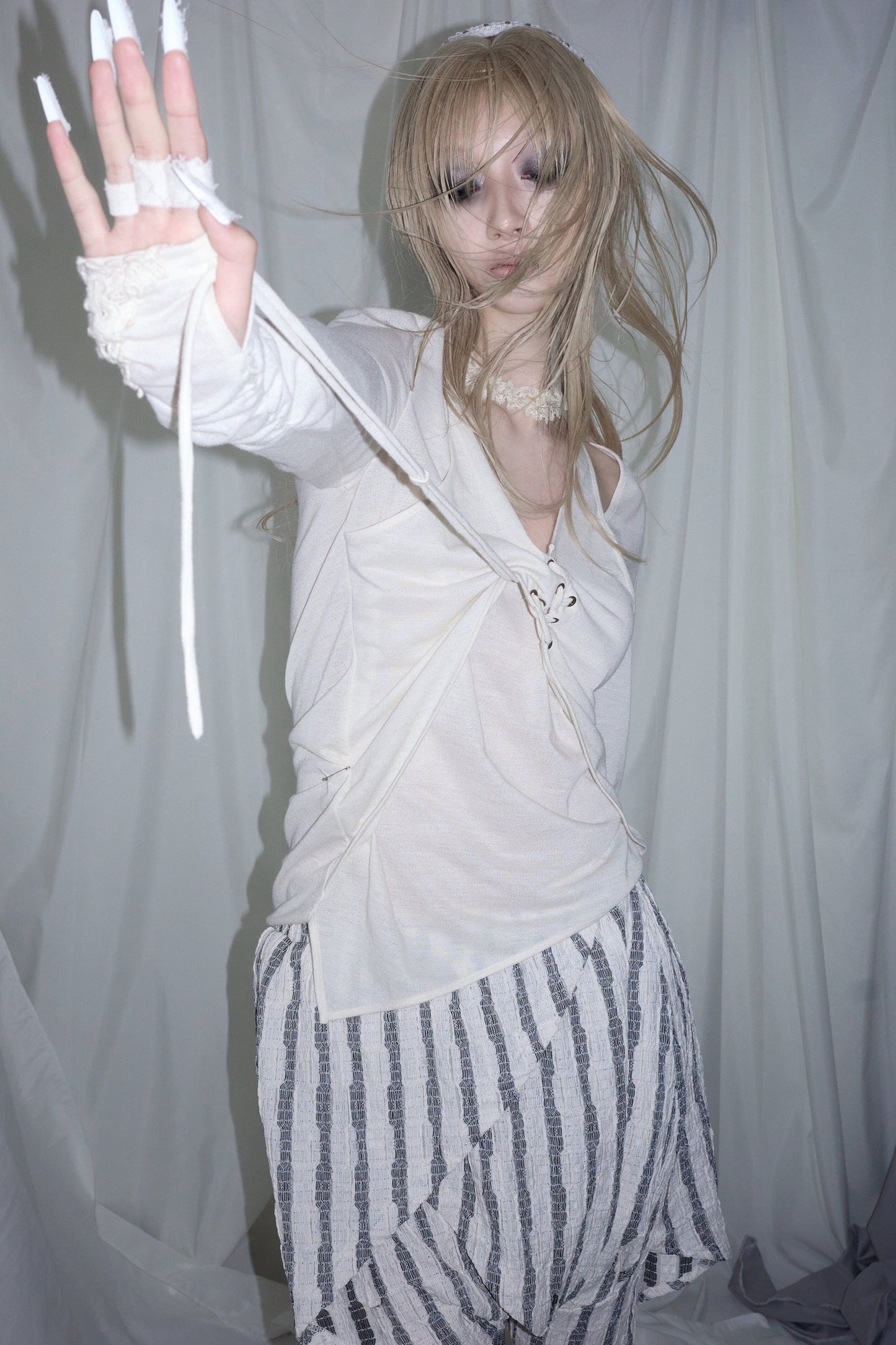 Blusa ricamata con orlo irregolare