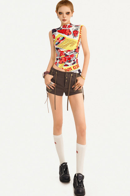 Shorts mit niedriger Taille, Metallknöpfen und Lederträgern