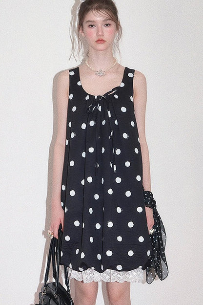 Schwarzes ärmelloses Kleid mit Punkten