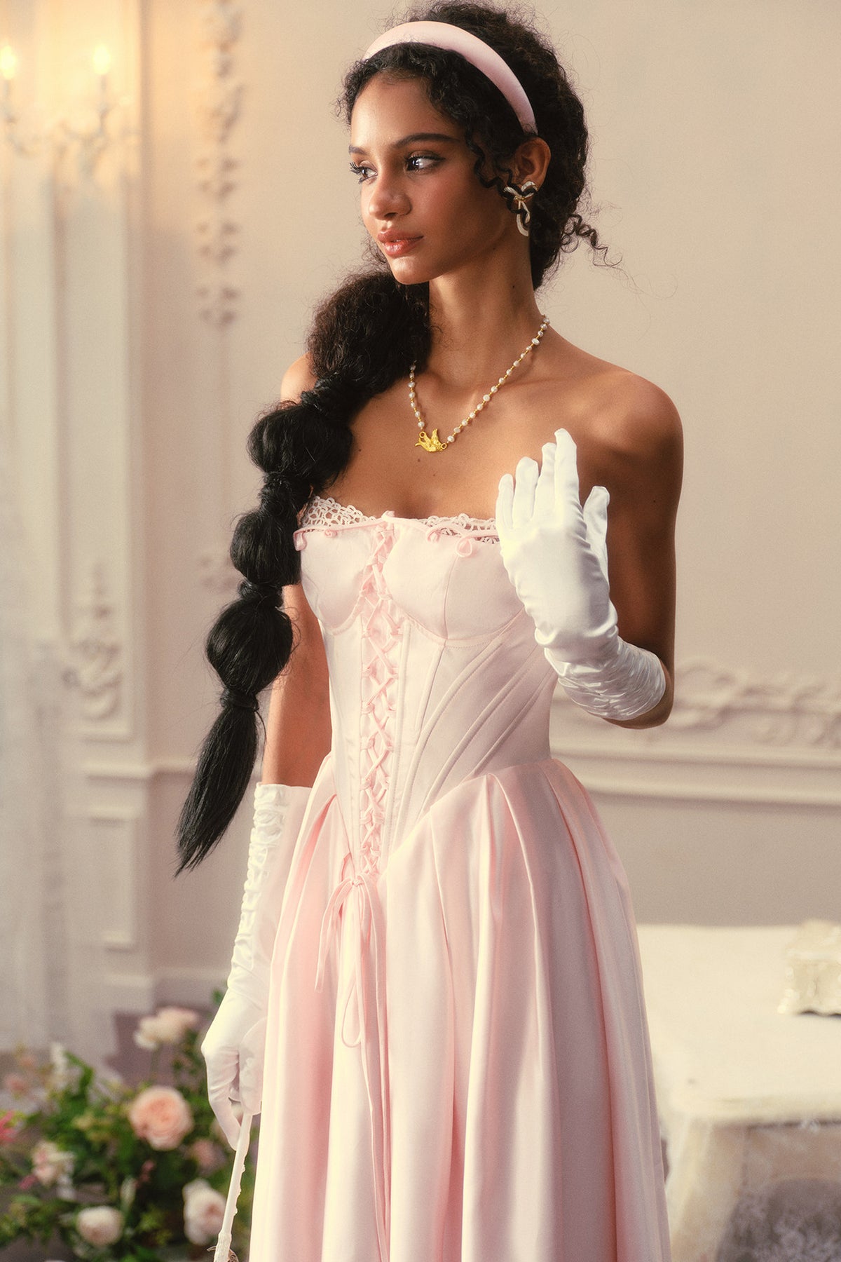 Französisches Prinzessinnenkleid aus Satin mit Korsett