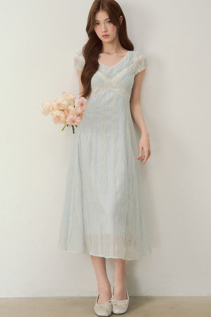 Robe brodée à col V bleu brume