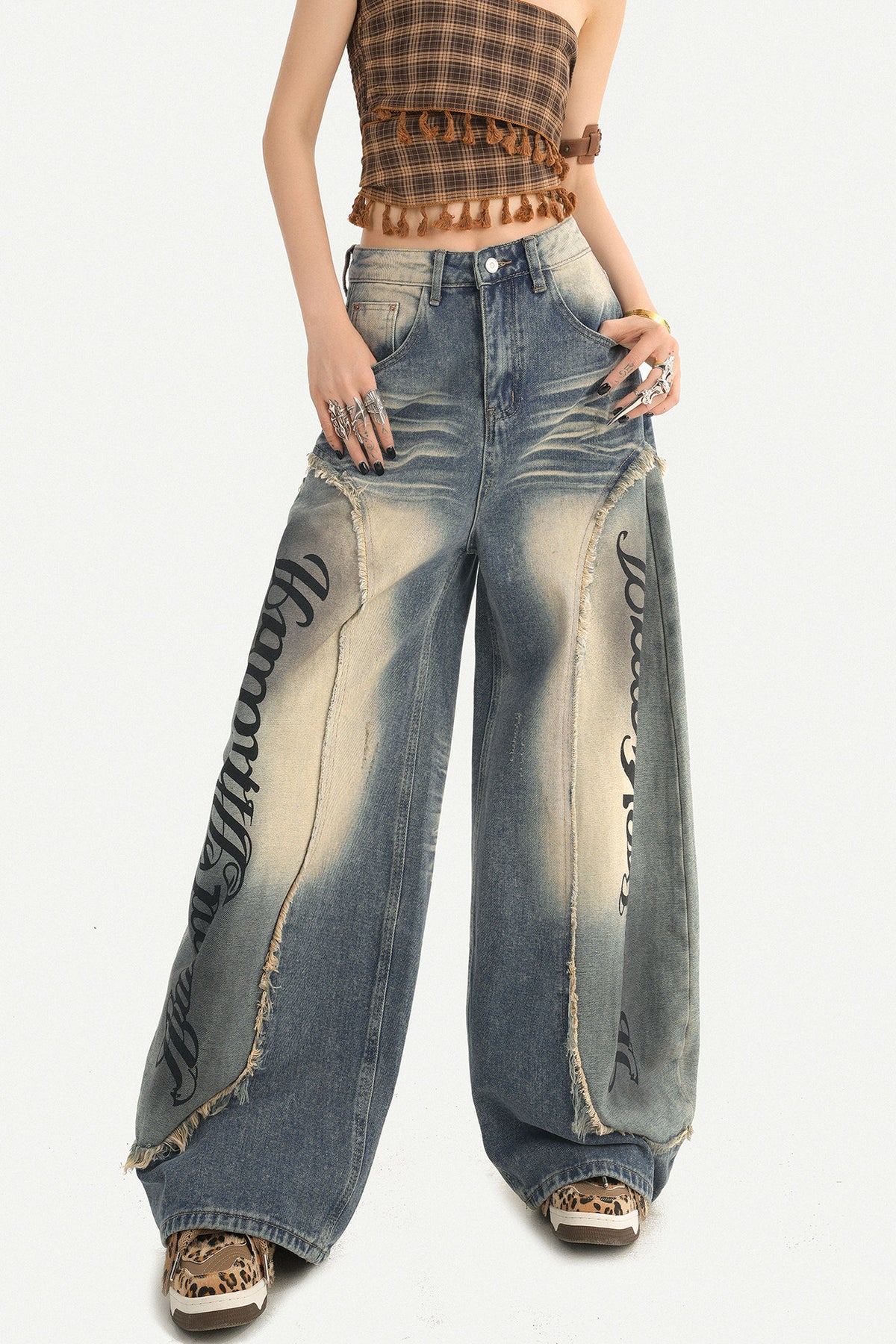 Hoch taillierte Wide-Leg-Jeans mit Buchstabenprint und Krummsäbel-Design