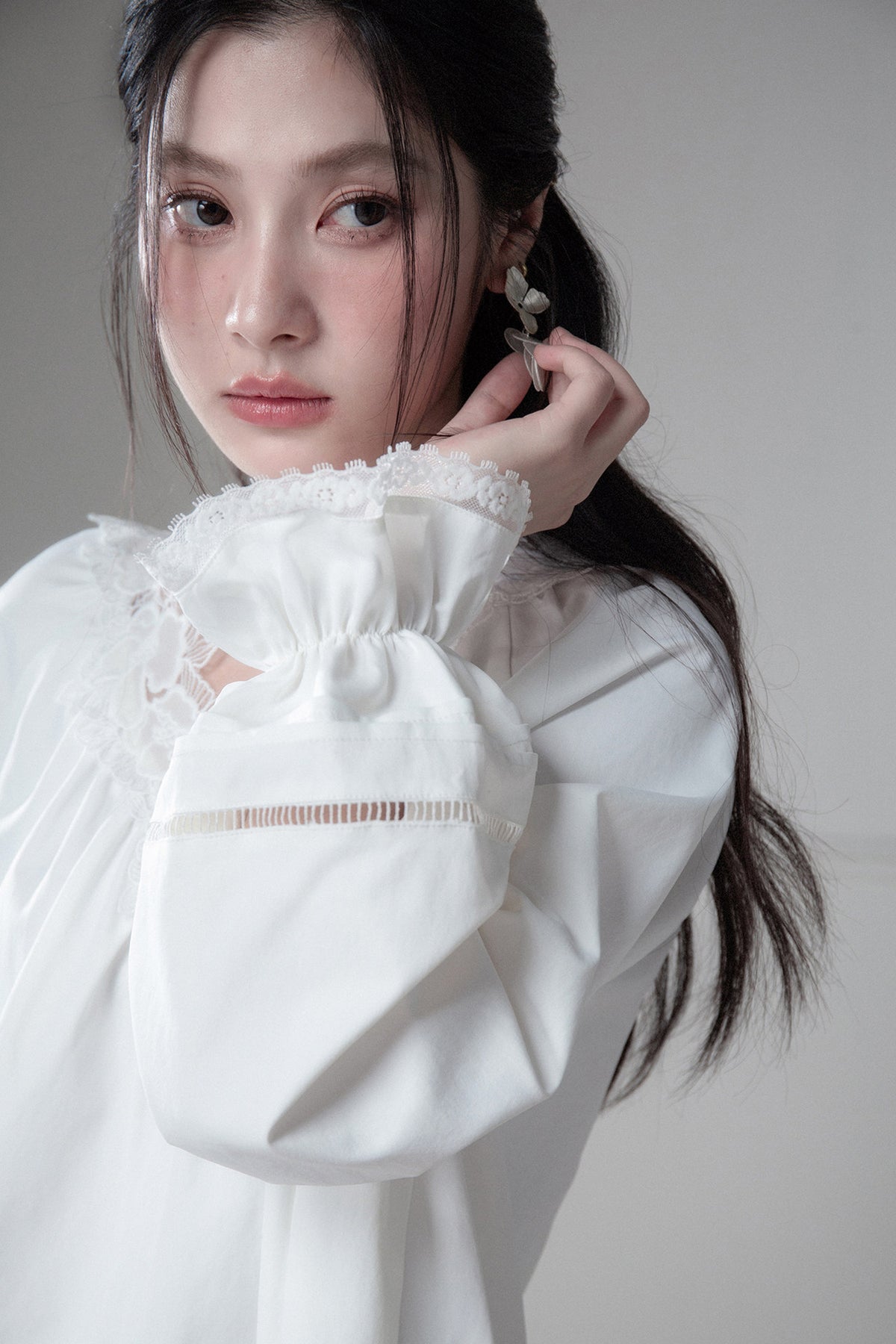 Lace Spliced Long-Sleeved Blouse