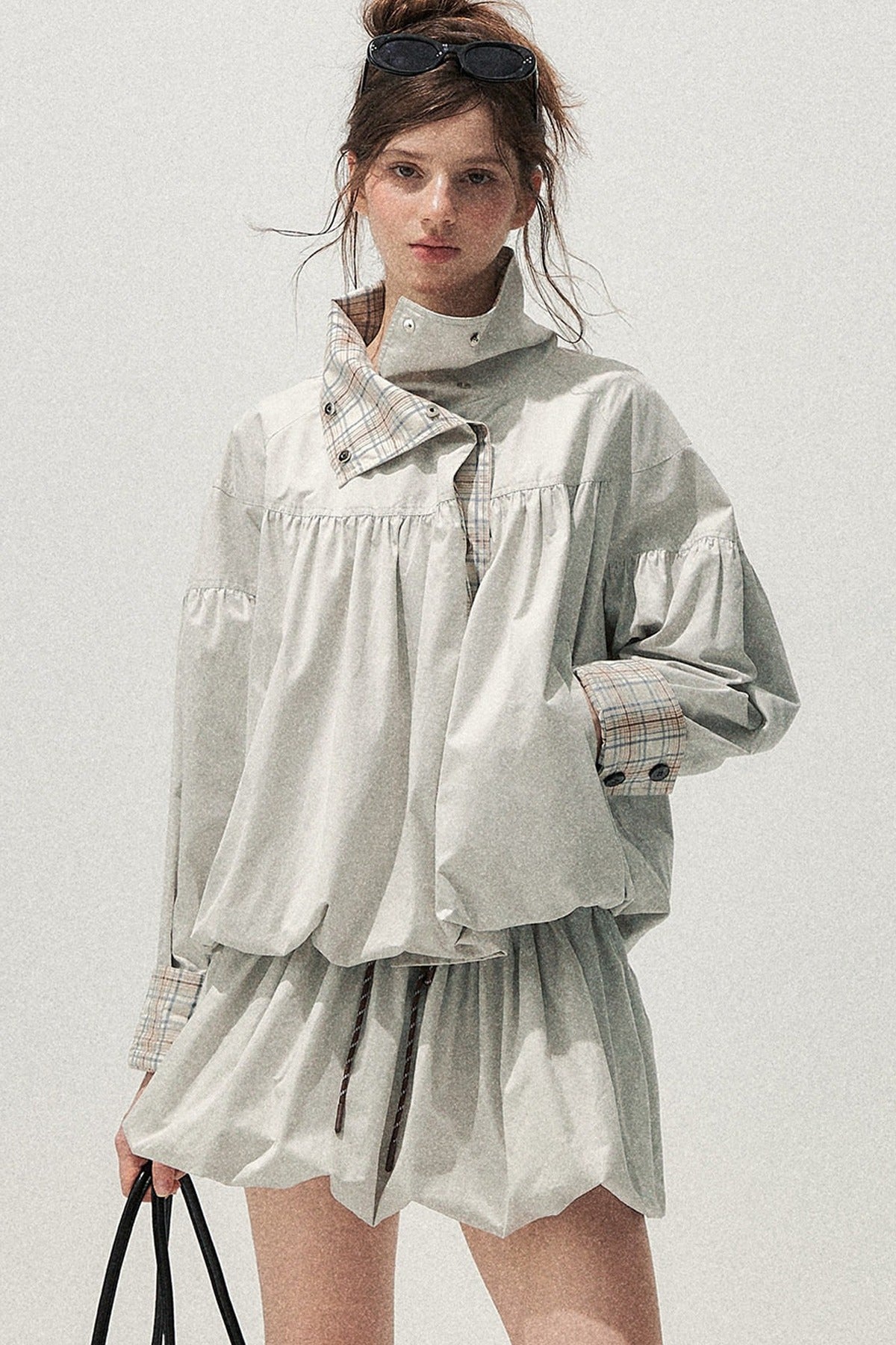 Set trench e gonna scozzese grigio-blu con bottoni decorativi