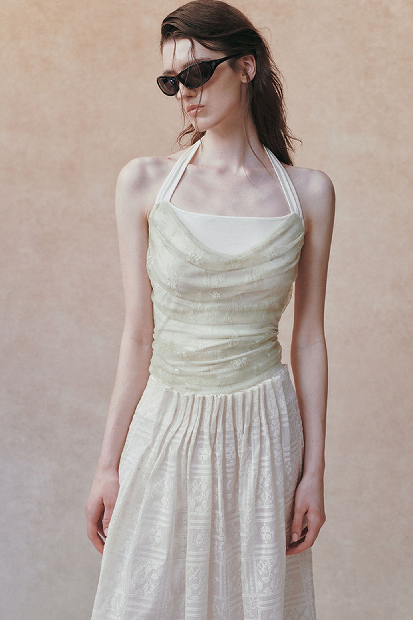 Doppellagiges trägerloses Drapé-Top mit Neckholder und Spitzen-Jacquard