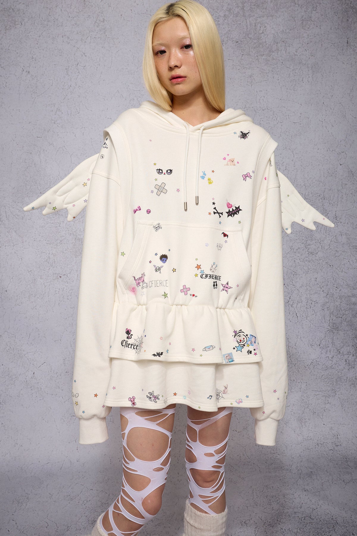 Kapuzenkleid mit Sticker-Print und Engelsflügeln