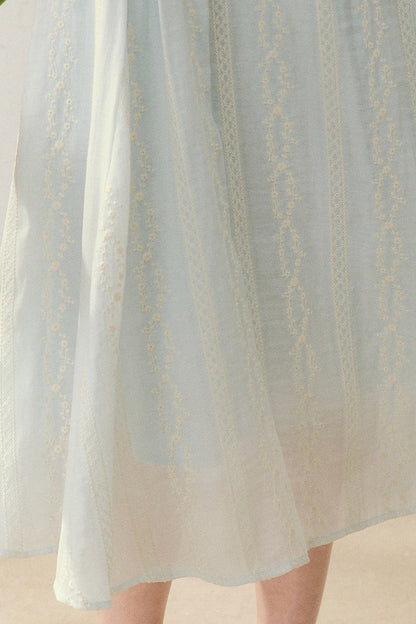 Robe brodée à col V bleu brume