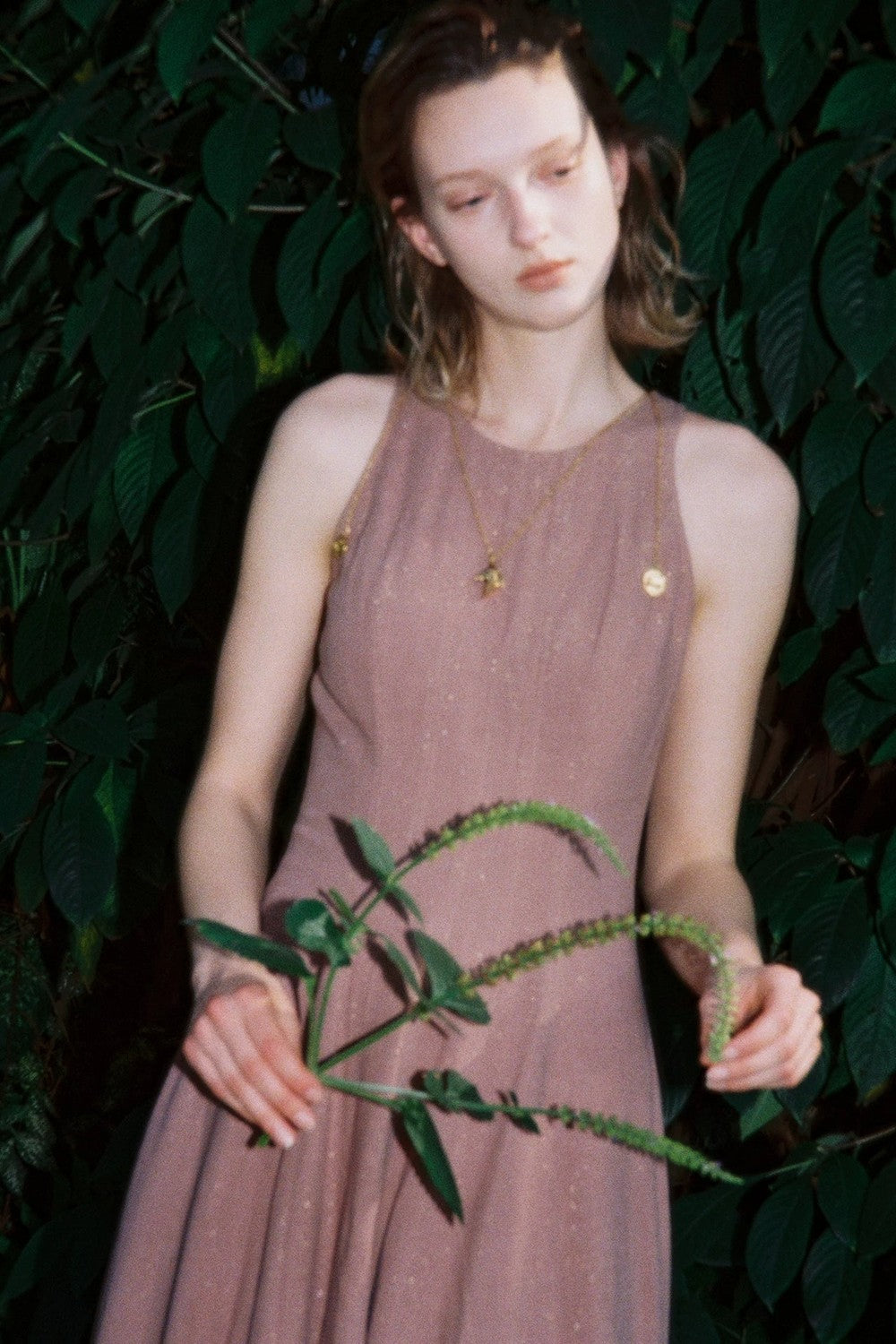 Kleid aus Goldseide und Leinen
