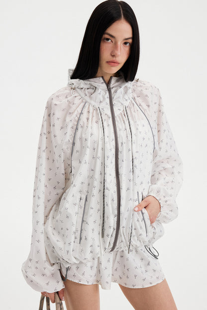 Set aus weißem Oberteil mit Blumenmuster und Kordelzug und Culotte-Hose