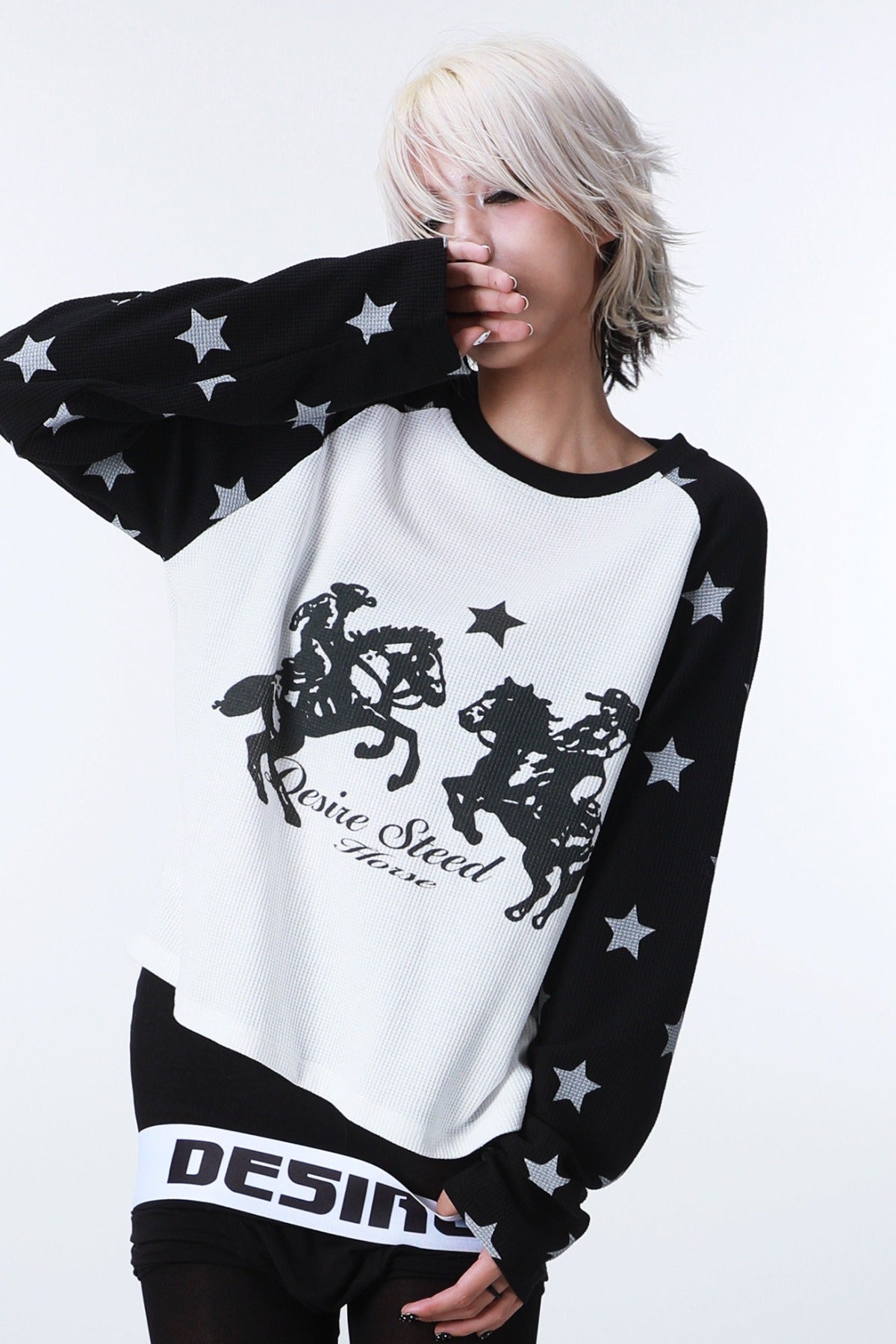 Raglan-T-Shirt mit Ritterturnier-Print und Stern