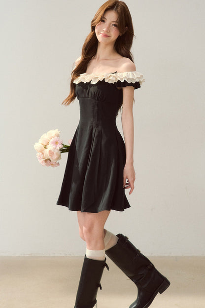 Robe noire à épaules dénudées avec bordure en dentelle au style tendance