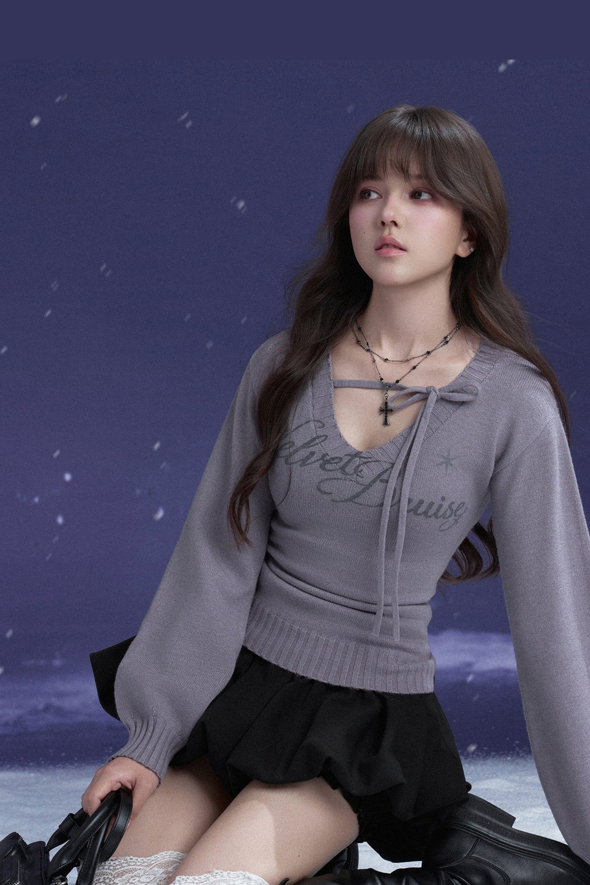 Schwarz-violetter Pullover mit V-Ausschnitt und Bindeband