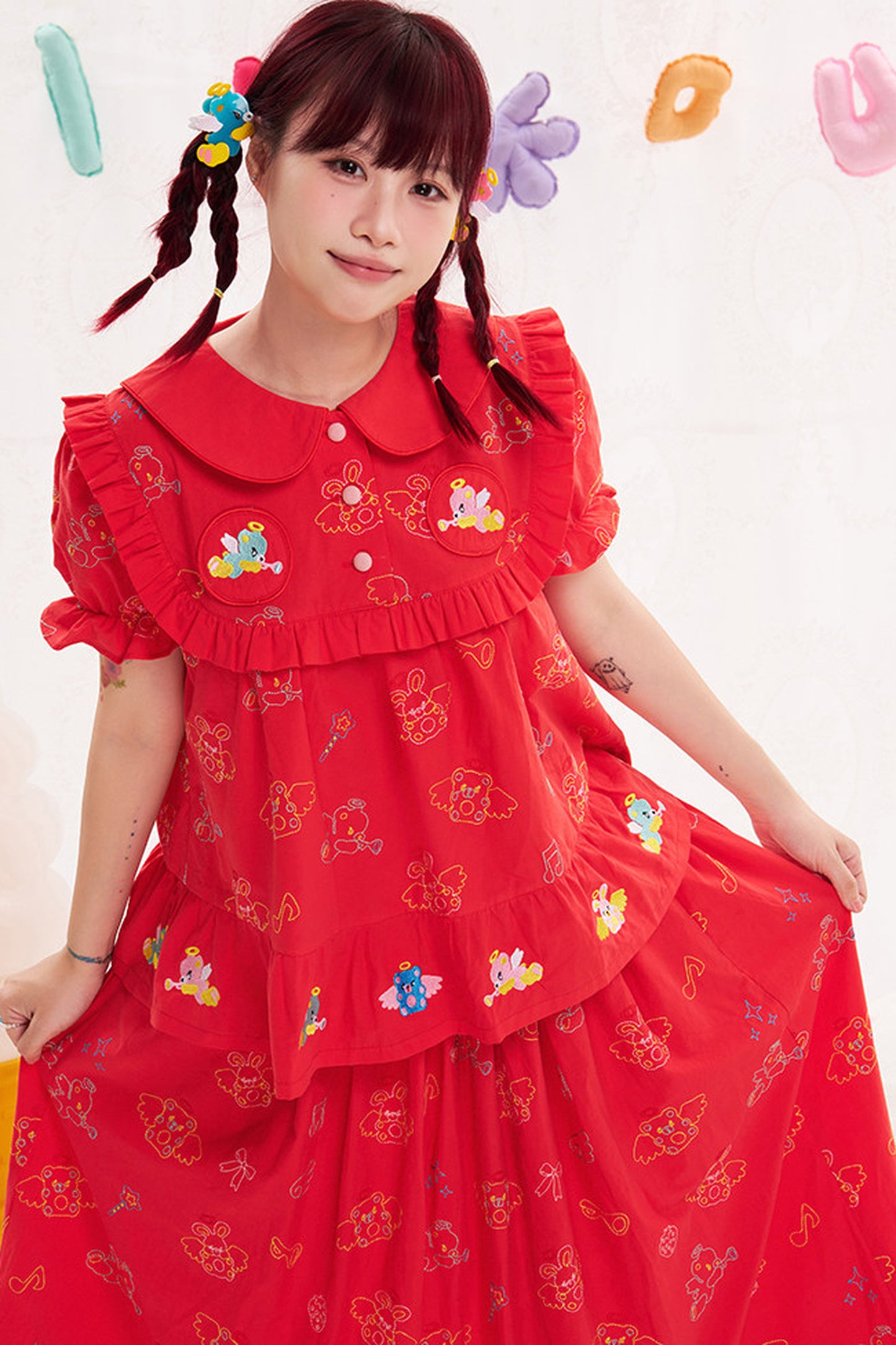 Blusa rossa con ricamo animale e angelo