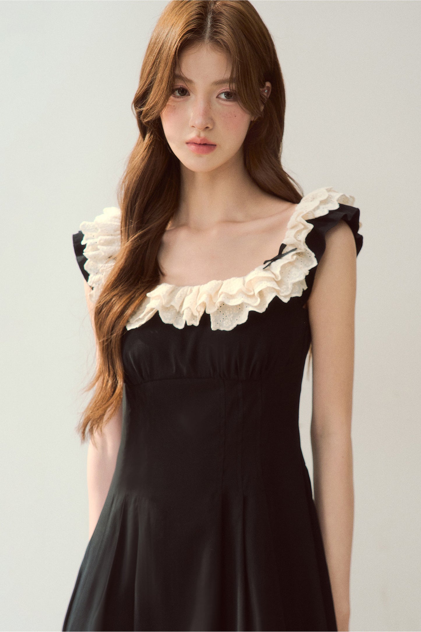 Robe noire à épaules dénudées avec bordure en dentelle au style tendance
