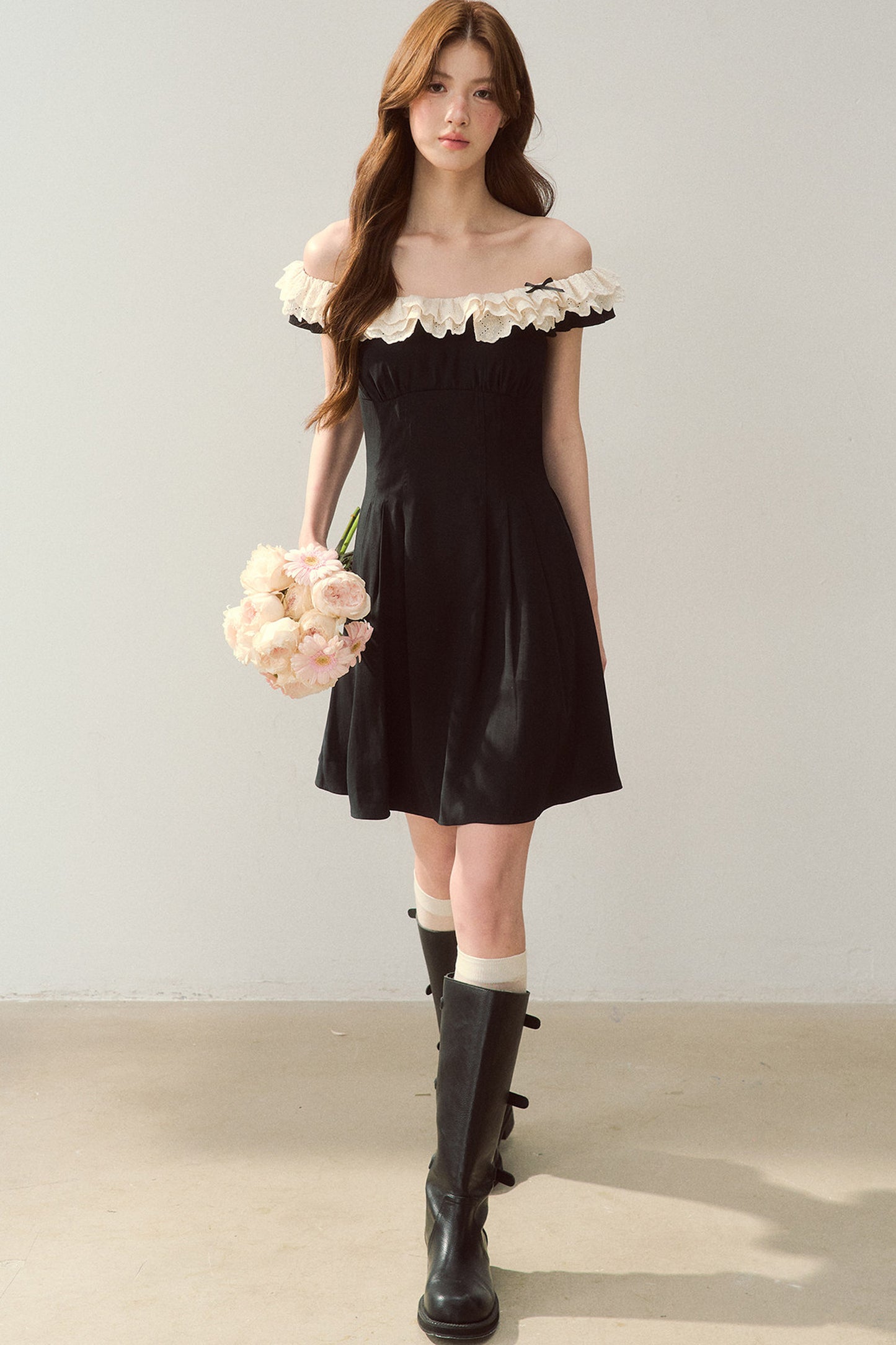 Robe noire à épaules dénudées avec bordure en dentelle au style tendance
