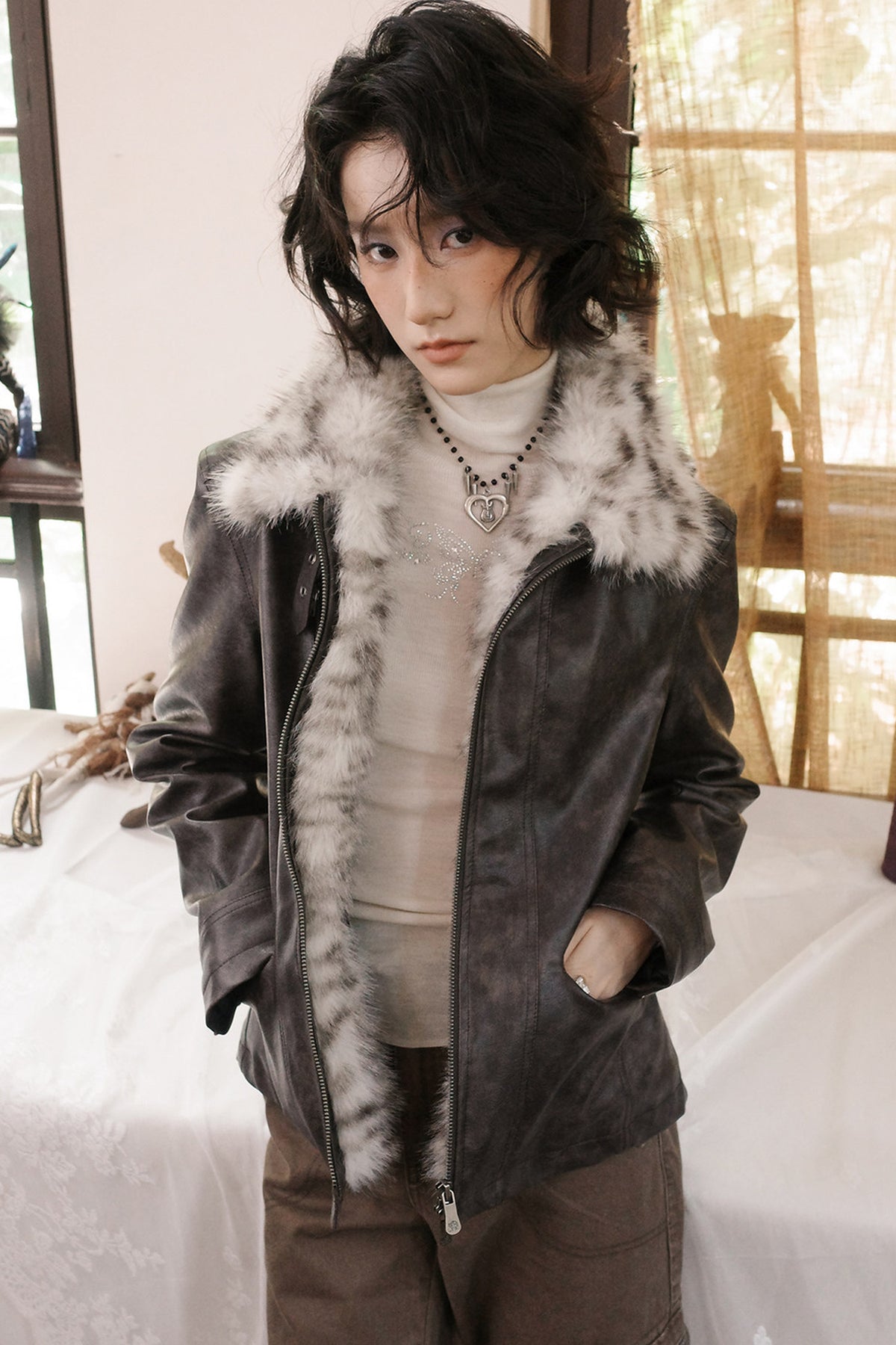 Jacke aus Kunstleder mit Used-Patchwork und Pelzkragen