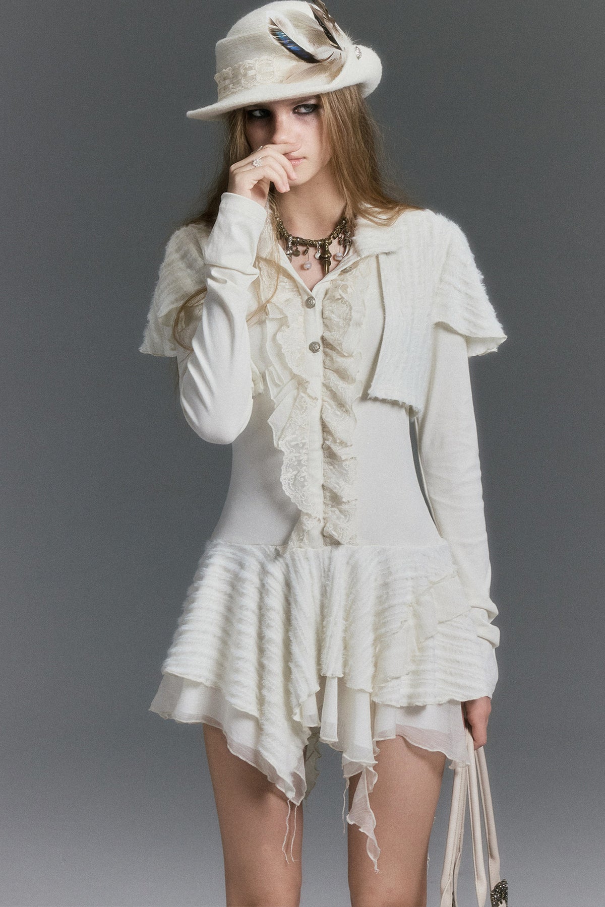 Kleid aus weichem Strick mit Spitzenrüschen und asymmetrischem Capelet
