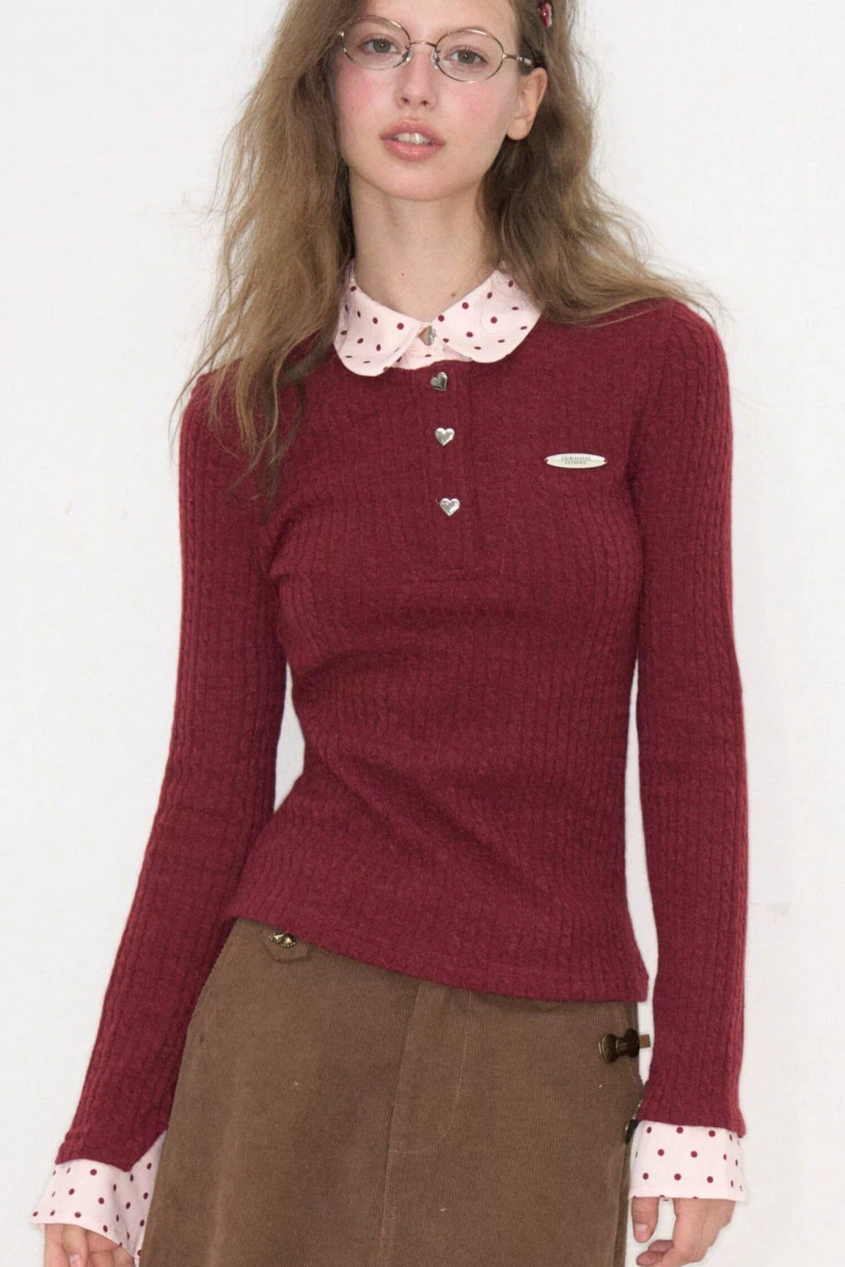Pull en maille rouge vin à pois multicolores, effet superposé