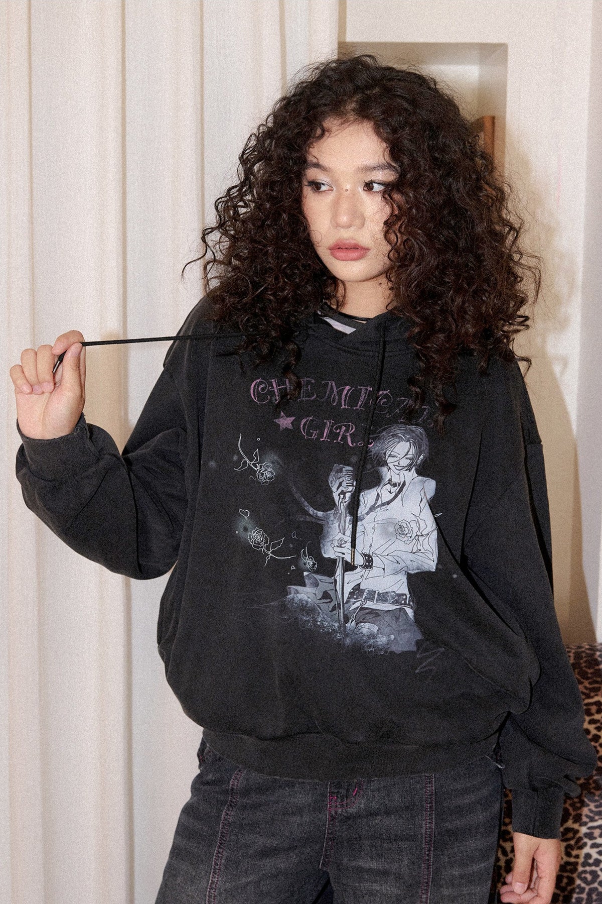 Hoodie mit verwaschenem schwarzem Print und überschnittenen Schultern