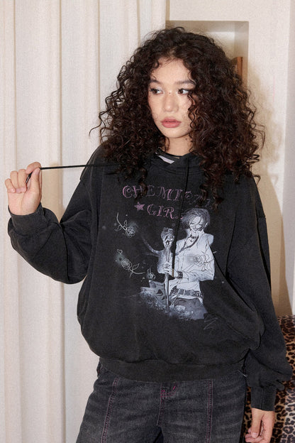Hoodie mit verwaschenem schwarzem Print und überschnittenen Schultern
