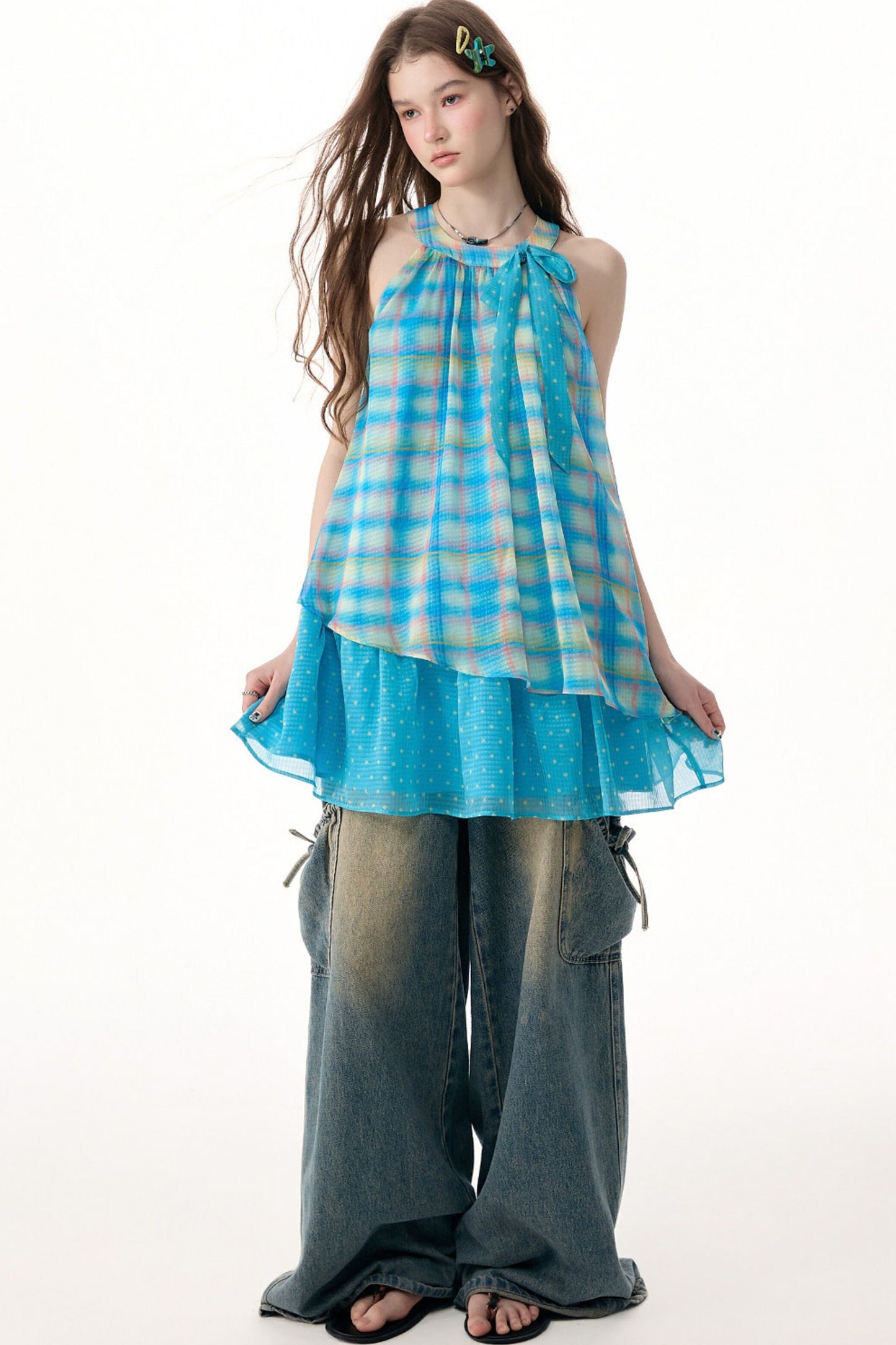 Blaues kariertes Neckholder-Kleid mit Schleife