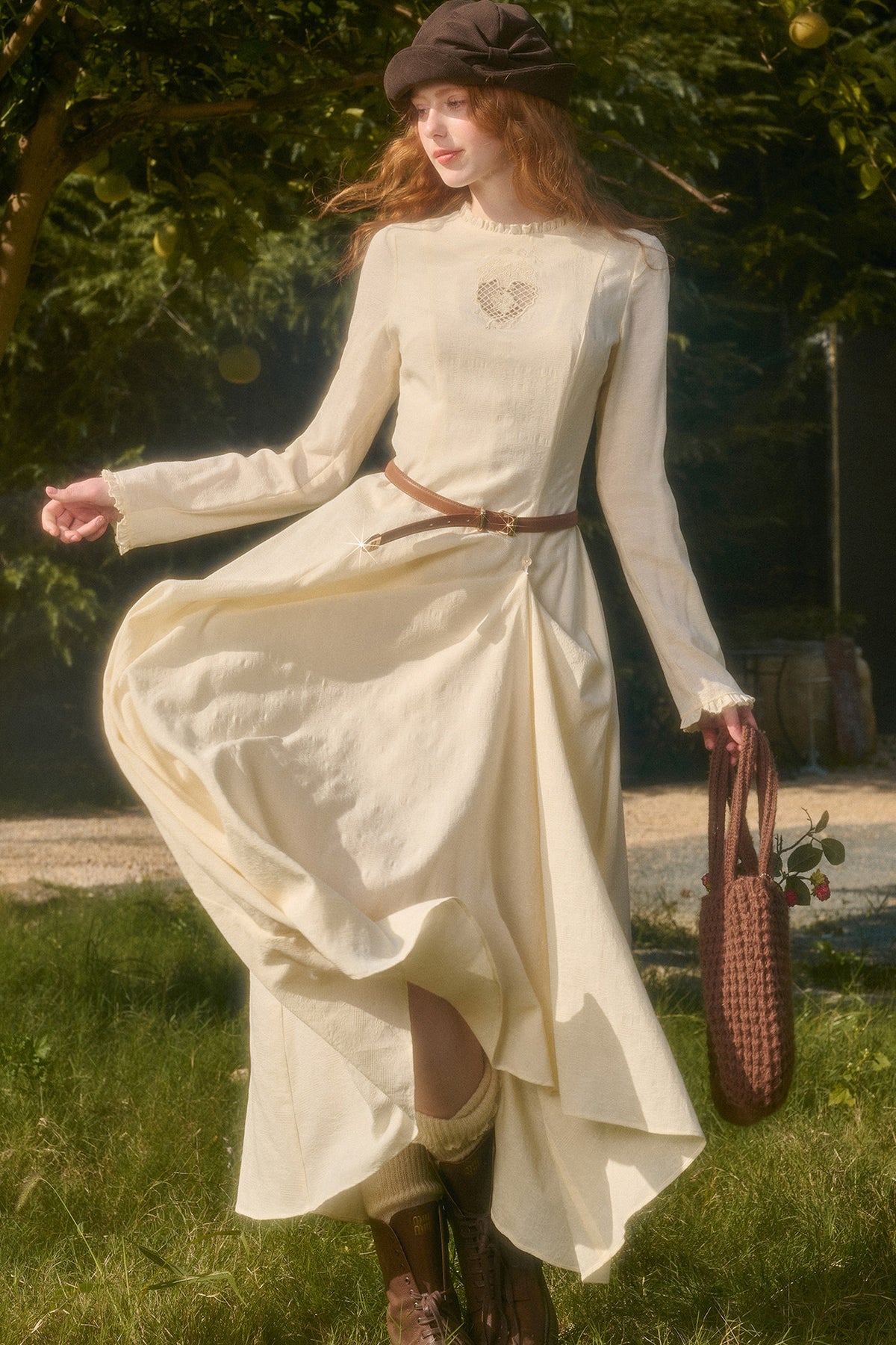 Langes Kleid mit Taillenbetonung, Schleife und Stickerei