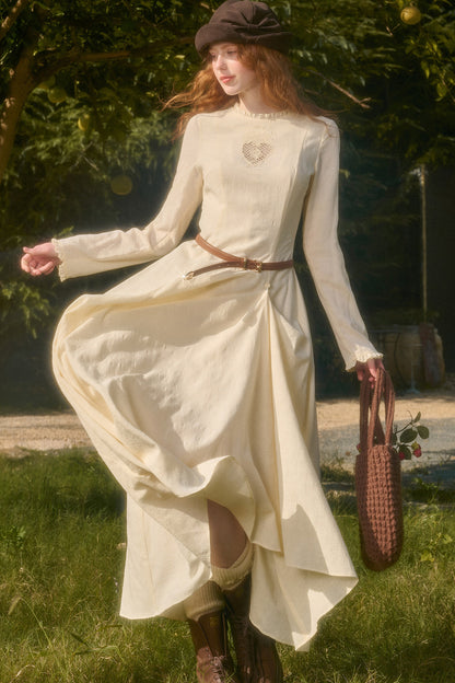 Langes Kleid mit Taillenbetonung, Schleife und Stickerei