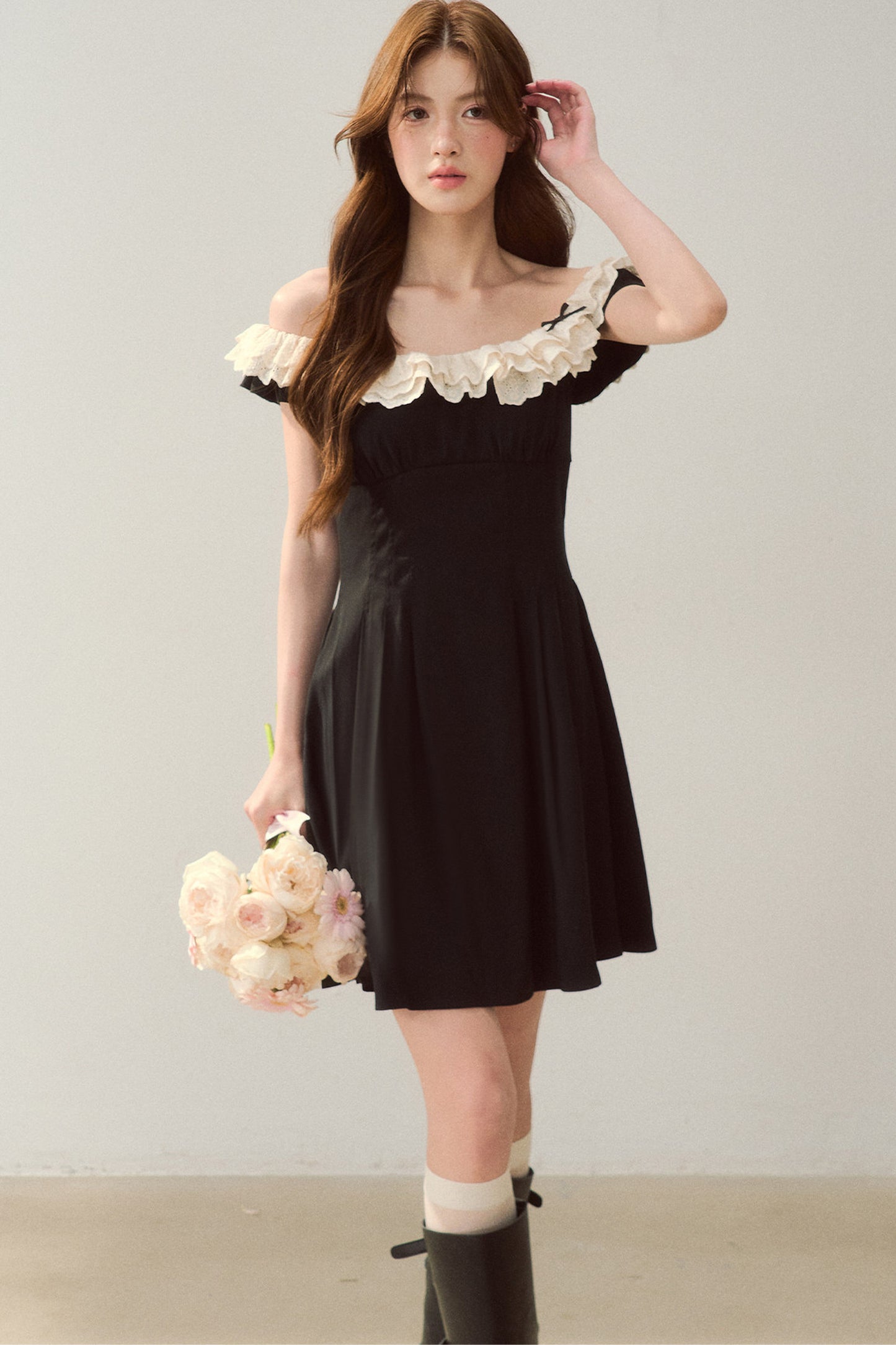 Robe noire à épaules dénudées avec bordure en dentelle au style tendance