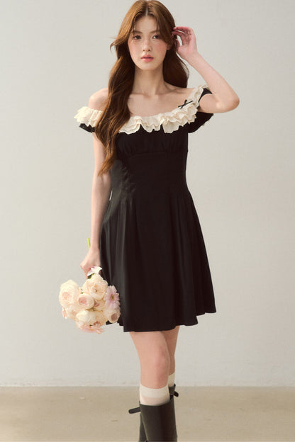 Robe noire à épaules dénudées avec bordure en dentelle au style tendance
