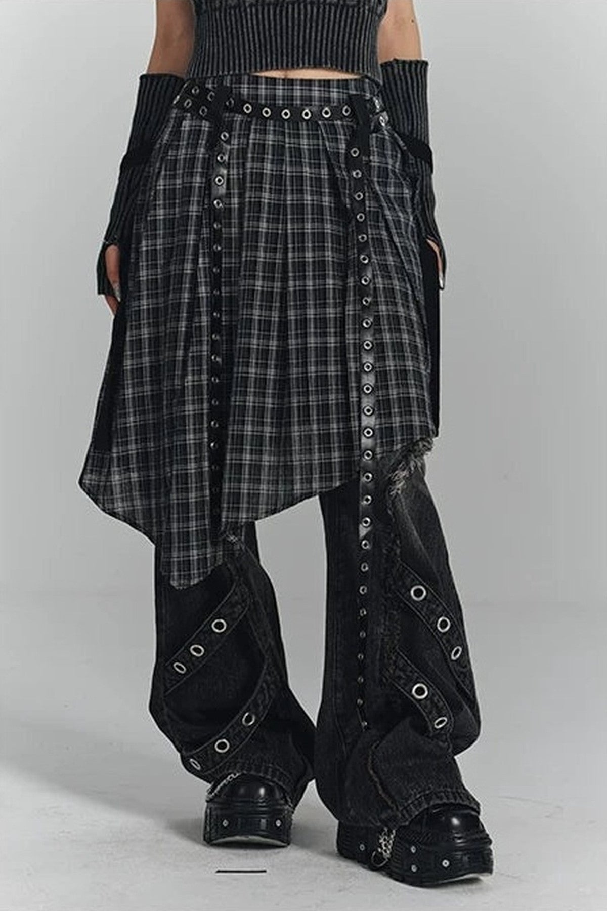 Gewaschene schwarze Jeans mit geradem Bein