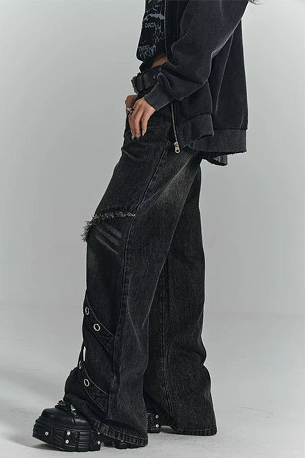Gewaschene schwarze Jeans mit geradem Bein