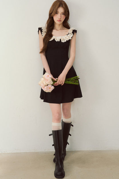 Robe noire à épaules dénudées avec bordure en dentelle au style tendance