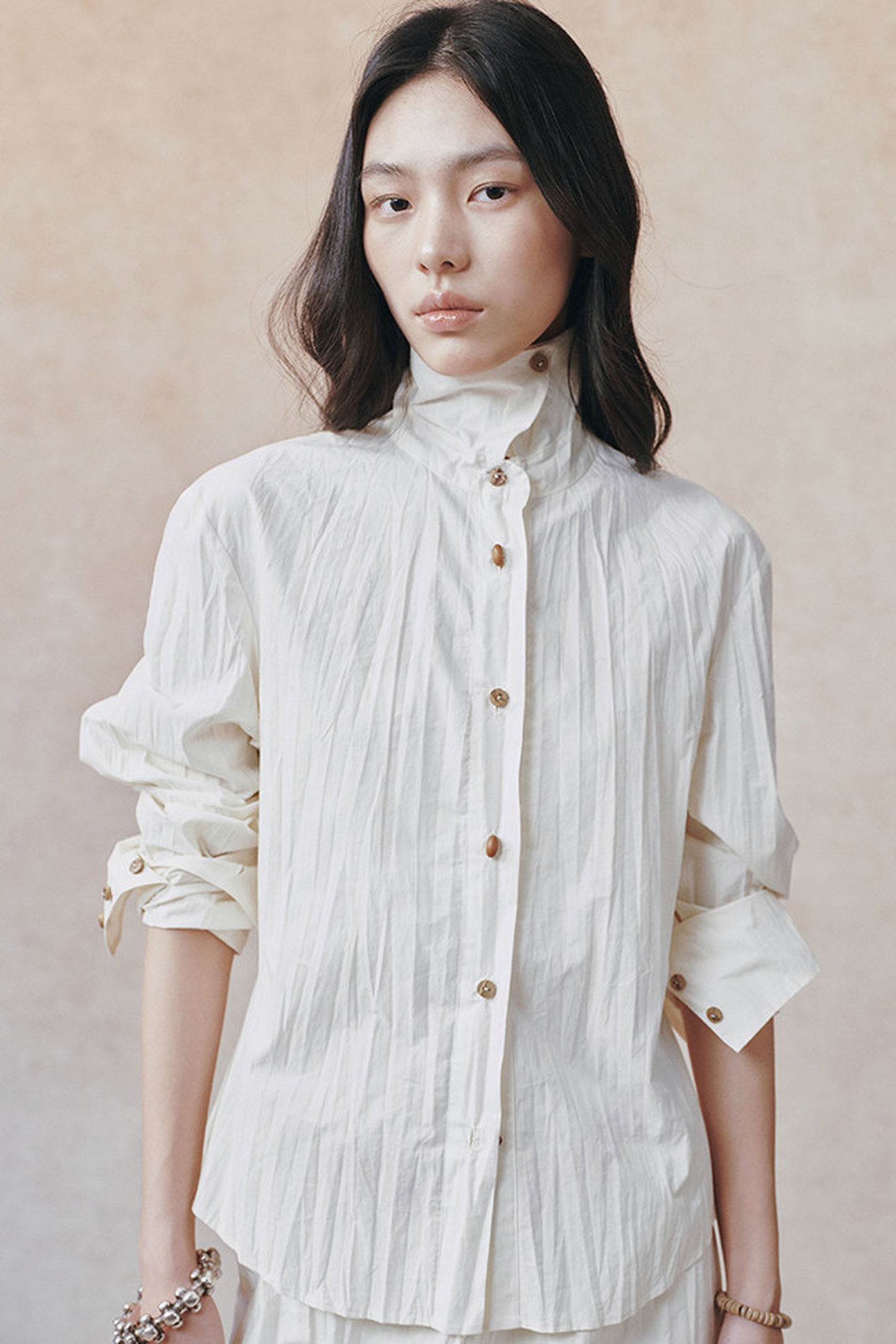 Completo camicia con colletto alla coreana plissettata 3D e gonna