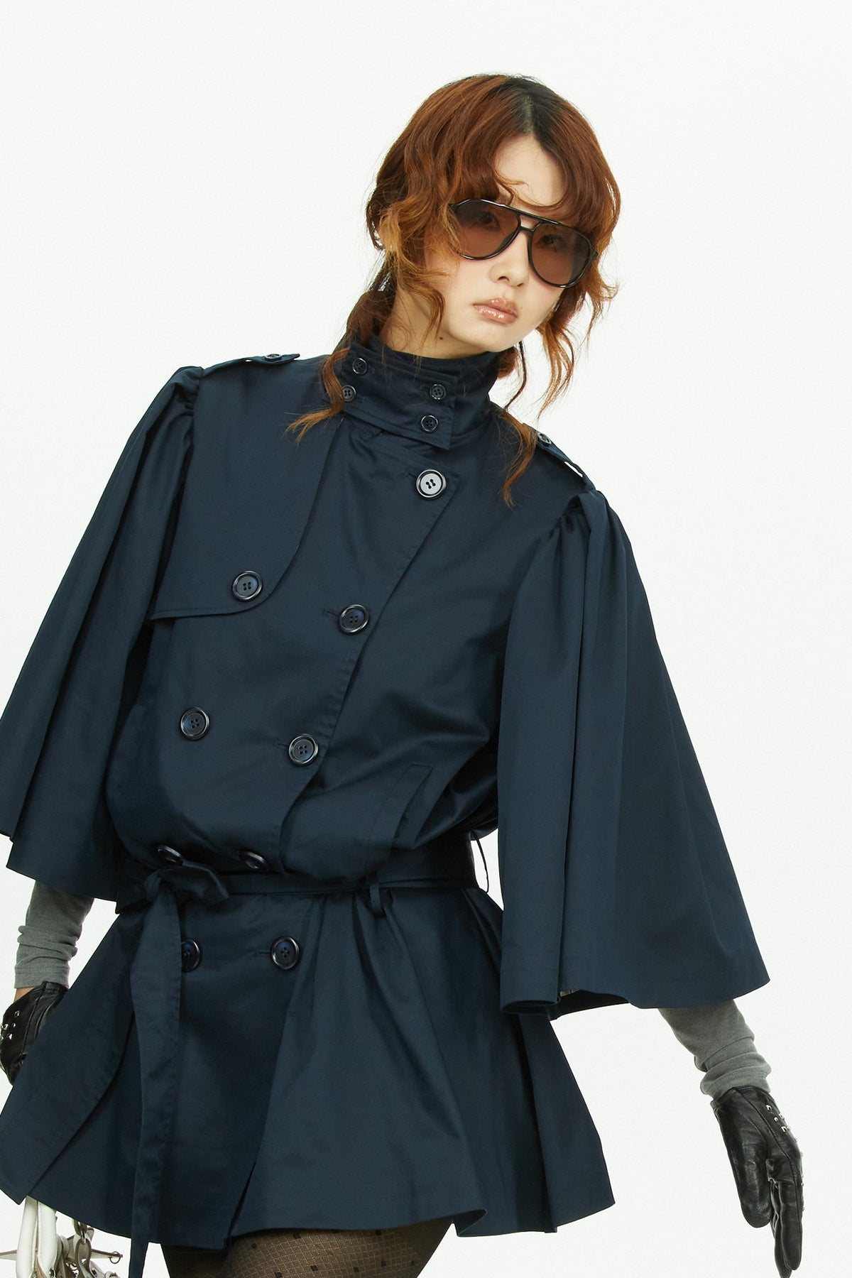 Marineblauer Trenchcoat mit Cape-Ärmeln und zweireihiger Knopfleiste