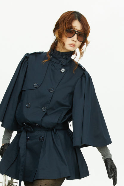 Marineblauer Trenchcoat mit Cape-Ärmeln und zweireihiger Knopfleiste