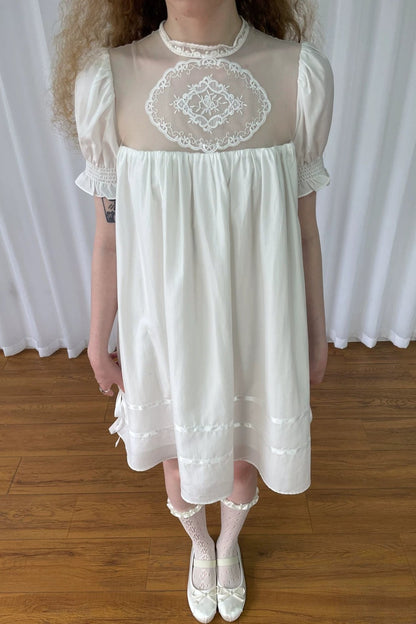 Weißes Spitzen-Netzstoffkleid im Puppenstil