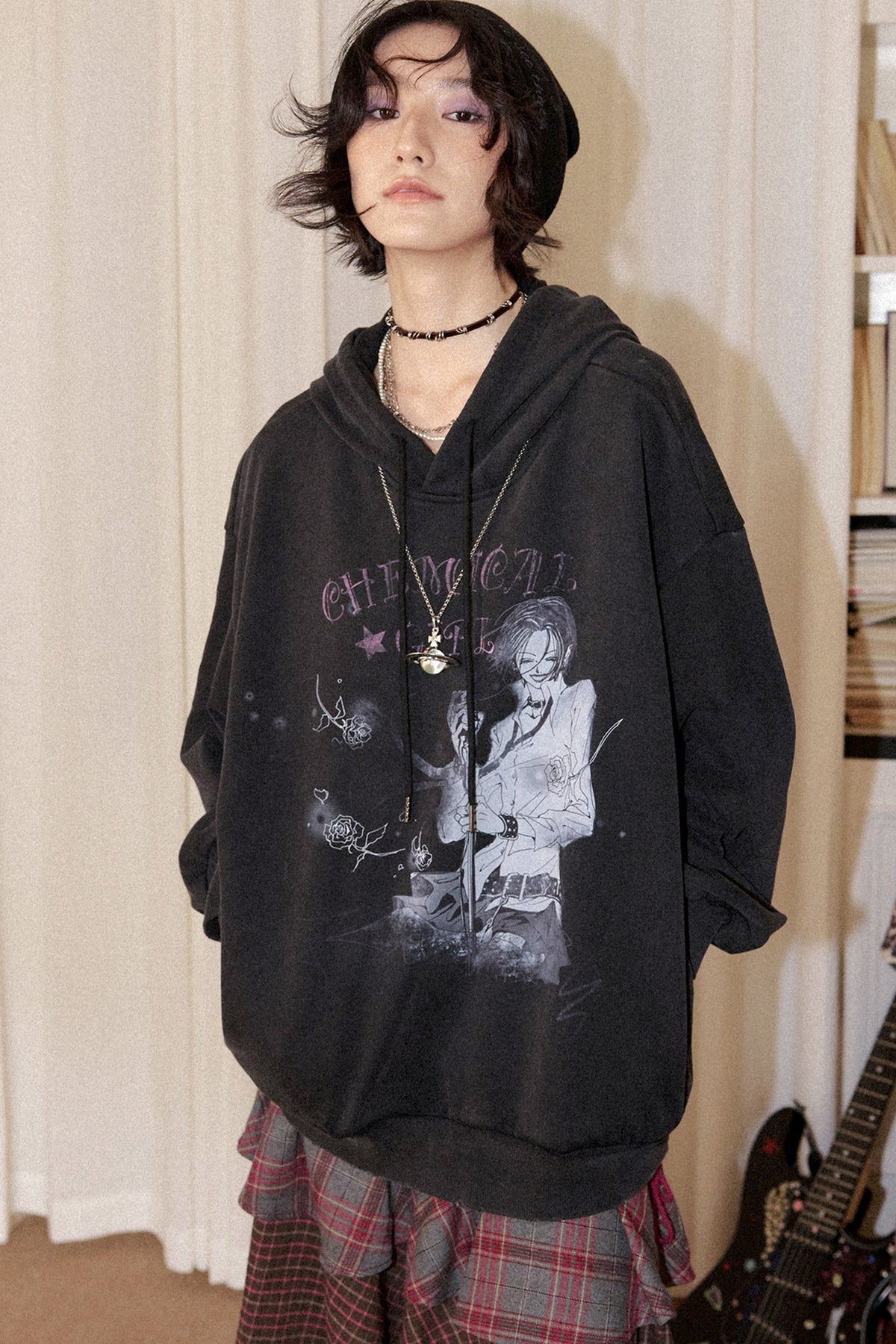 Hoodie mit verwaschenem schwarzem Print und überschnittenen Schultern
